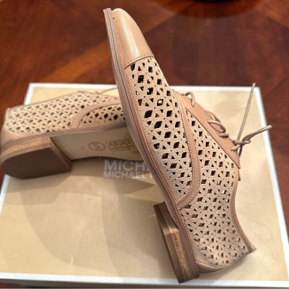 Michael Kors Women’s sunny lace up Vachetta leather laser cut toe oxfords Sz 6